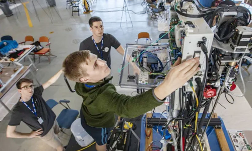 ചന്ദ്രനിലും ചൊവ്വയിലും പോയി വെള്ളം ശേഖരിക്കാൻ സഹായിക്കാമോ; 7.5 ലക്ഷം രൂപ നൽകാമെന്ന്​ നാസ