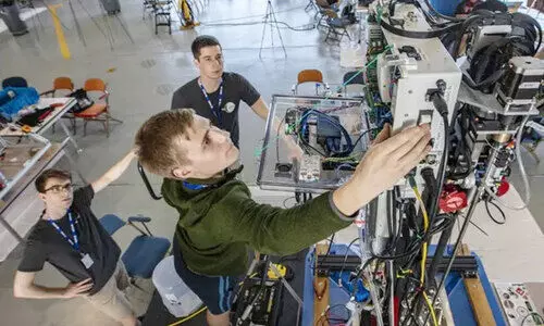 ചന്ദ്രനിലും ചൊവ്വയിലും പോയി വെള്ളം ശേഖരിക്കാൻ സഹായിക്കാമോ; 7.5 ലക്ഷം രൂപ നൽകാമെന്ന്​ നാസ