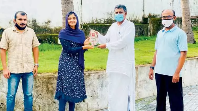 ആ​യി​ഷ നി​ദ​ക്ക് സോ​ഷ്യ​ൽ ഫോ​റം ഉ​പ​ഹാ​രം ന​ൽ​കി