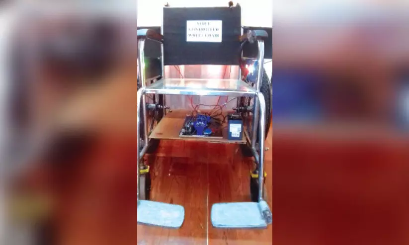 ശബ്ദനിയന്ത്രിത വീല്ചെയറുമായി എൻജിനീയറിങ് കോളജ് വിദ്യാർഥികള് ശബ്ദനിയന്ത്രിത വീല്ചെയറുമായി എൻജിനീയറിങ് കോളജ് വിദ്യാർഥികള്