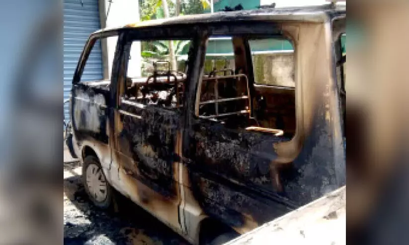 വീട്ടിൽ പാർക്ക് ചെയ്ത കാർ കത്തിച്ച നിലയിൽ വീട്ടിൽ പാർക്ക് ചെയ്ത കാർ കത്തിച്ച നിലയിൽ