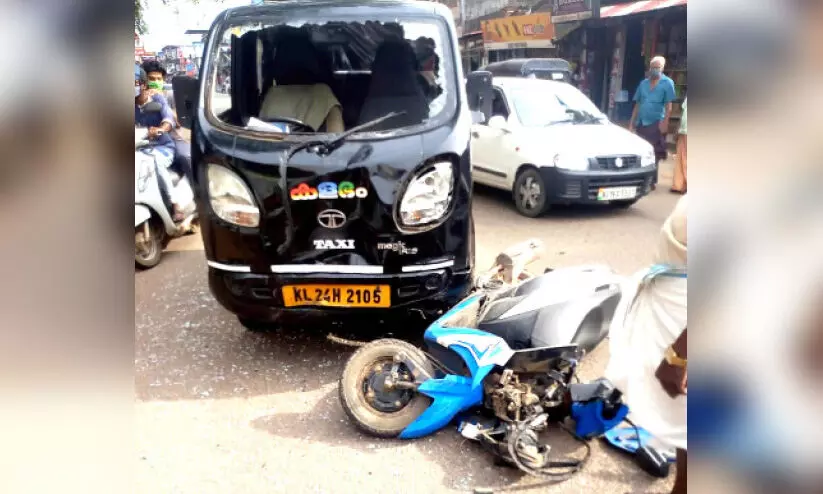 ഓ​ട്ടോ​യും സ്കൂ​ട്ട​റും കൂ​ട്ടി​യി​ടി​ച്ച് യു​വാ​വി​ന് പ​രി​ക്ക്