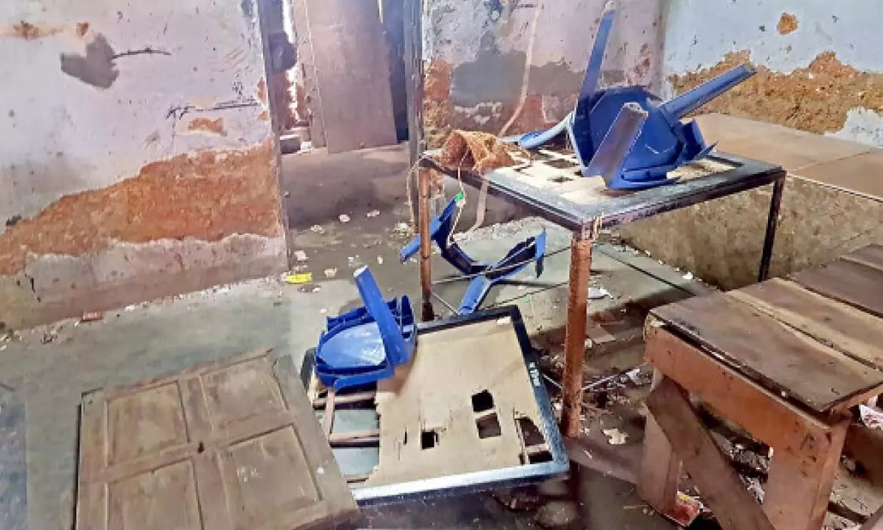 ക്ല​ബ് പൊ​ലീ​സ് അ​ടി​ച്ചു​ത​ക​ര്‍ത്തു