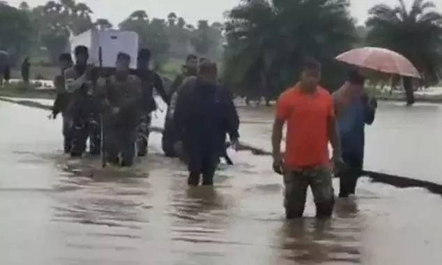 വെള്ളക്കെട്ടിലൂടെ ജവാൻെറ മൃതദേഹം കിലോമീറ്ററോളം ചുമന്ന് സി.ആർ.പി.എഫ് ഉദ്യോഗസ്ഥർ -വിഡിയോ വെള്ളക്കെട്ടിലൂടെ ജവാൻെറ മൃതദേഹം കിലോമീറ്ററോളം ചുമന്ന് സി.ആർ.പി.എഫ് ഉദ്യോഗസ്ഥർ -വിഡിയോ