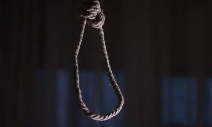 മത്സ്യത്തൊഴിലാളി ക്വാറൻ്റീൻ കേന്ദ്രത്തിൽ തൂങ്ങിമരിച്ച നിലയിൽ മത്സ്യത്തൊഴിലാളി ക്വാറൻ്റീൻ കേന്ദ്രത്തിൽ തൂങ്ങിമരിച്ച നിലയിൽ