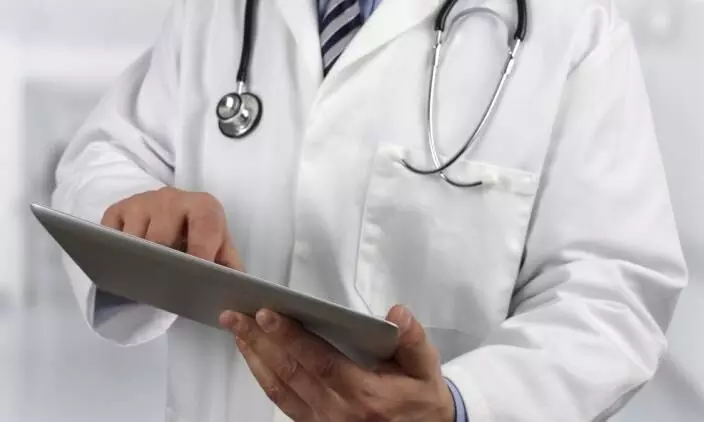 വീട്ടിൽ ചികിത്സയിലുള്ള കോവിഡ് രോഗിക്ക് ഡോക്ടറുടെ സേവനം വീട്ടിലും കിട്ടും വീട്ടിൽ ചികിത്സയിലുള്ള കോവിഡ് രോഗിക്ക് ഡോക്ടറുടെ സേവനം വീട്ടിലും കിട്ടും