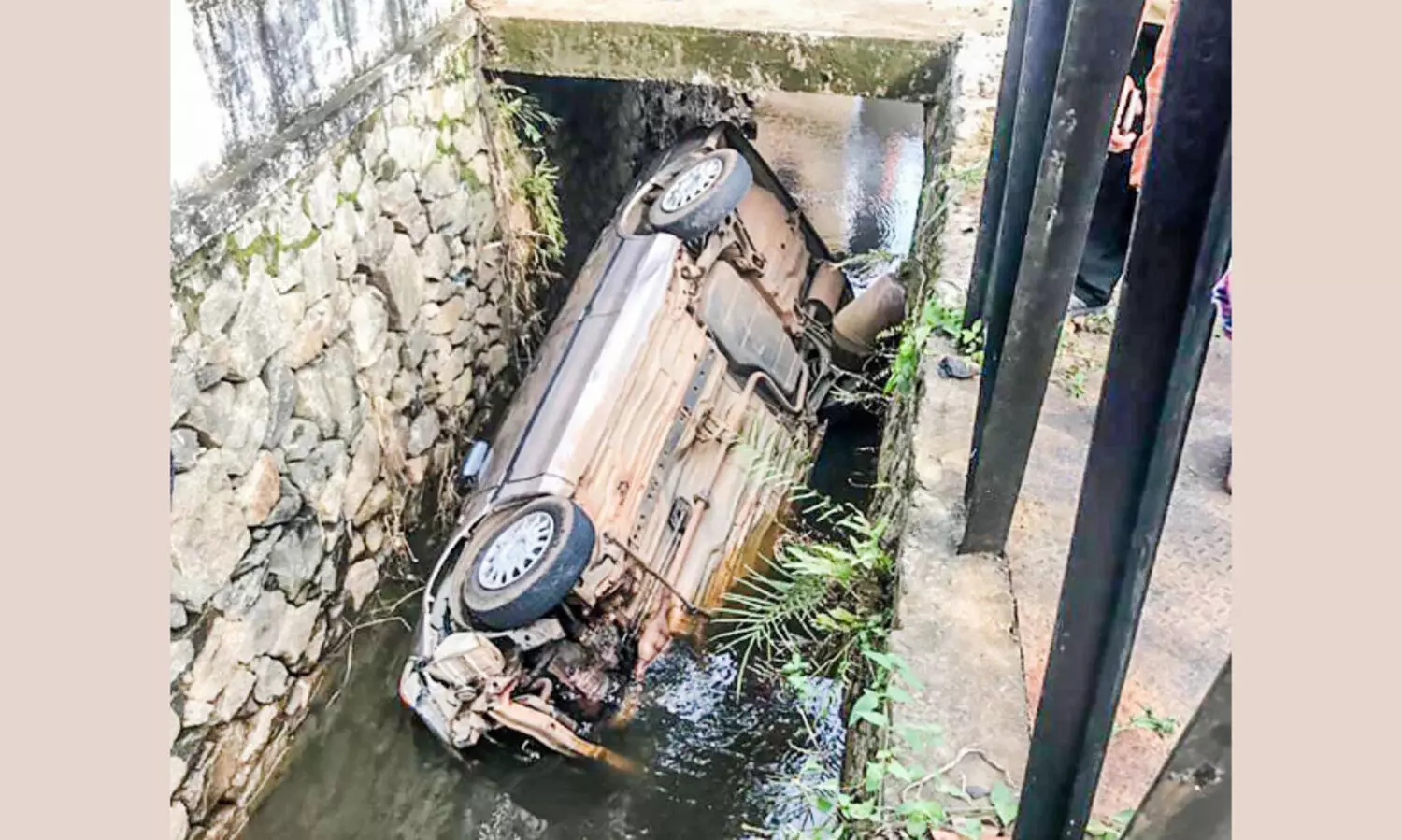രണ്ട് വാഹനത്തിൽ ഇടിച്ച കാർ വെള്ളക്കെട്ടിൽ പതിച്ചു