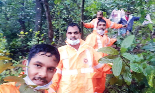 കൊരണപ്പാറ വനത്തിൽ കുടുങ്ങിയ യുവാക്കളെ രക്ഷപ്പെടുത്തി