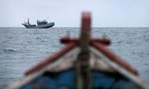 ഫൈബർ വള്ളം മറിഞ്ഞു; തൊഴിലാളികളെ രക്ഷപ്പെടുത്തി