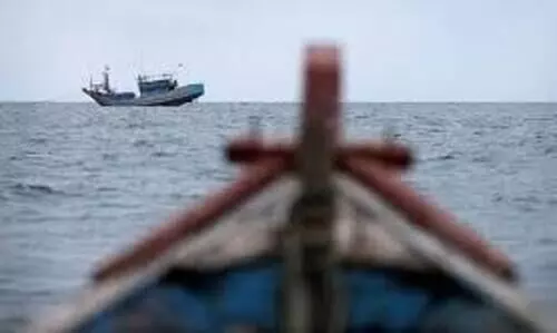 ഫൈബർ വള്ളം മറിഞ്ഞു; തൊഴിലാളികളെ രക്ഷപ്പെടുത്തി