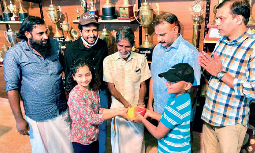 പിള്ളേർ പൊളിയാ... അഞ്ചുവർഷത്തെ നാണയത്തുട്ടുകൾ വായനശാലക്ക് കൈമാറി ഹാ​ദി​യും ഹ​ന്ന​യും