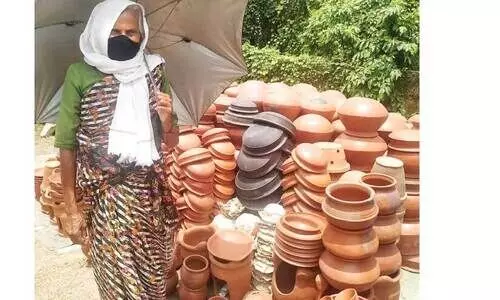 സുരക്ഷിത ജോലിയായിരുന്നു; അതുകൊണ്ട് സാറ മൺപാത്ര വിൽപനക്കാരിയായി