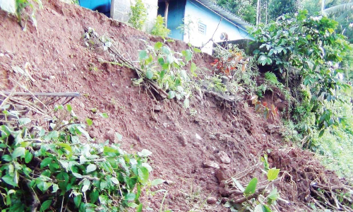 മണ്ണിടിച്ചിൽ ഭീഷണി: ഇരുളം മിച്ചഭൂമി കുന്നിലെ കുടുംബങ്ങൾ ദുരിതത്തിൽ