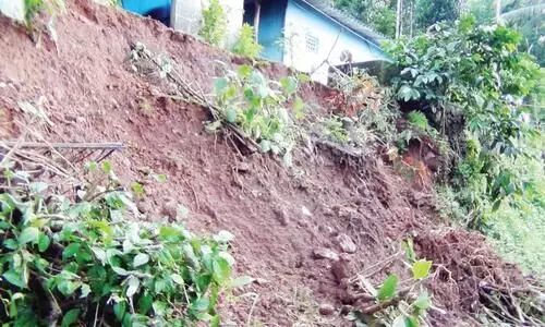 മണ്ണിടിച്ചിൽ ഭീഷണി: ഇരുളം മിച്ചഭൂമി കുന്നിലെ കുടുംബങ്ങൾ ദുരിതത്തിൽ മണ്ണിടിച്ചിൽ ഭീഷണി: ഇരുളം മിച്ചഭൂമി കുന്നിലെ കുടുംബങ്ങൾ ദുരിതത്തിൽ