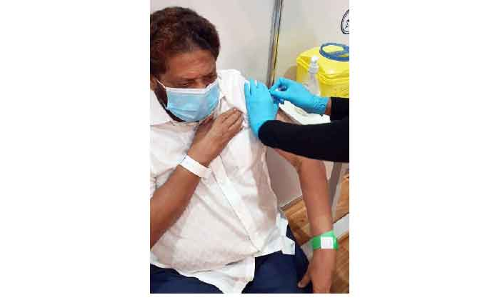 കാ​ദ​ർ മാ​ഷും സ്വീ​ക​രി​ച്ചു; അ​തി​ജീ​വ​ന​ത്തി​െൻറ ഒ​രു ഡോ​സ്​