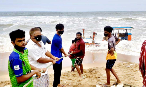 കടലിൽ ബോട്ട് തകർന്നു: നാല് മത്സ്യത്തൊഴിലാളികൾ രക്ഷപ്പെട്ടു കടലിൽ ബോട്ട് തകർന്നു: നാല് മത്സ്യത്തൊഴിലാളികൾ രക്ഷപ്പെട്ടു