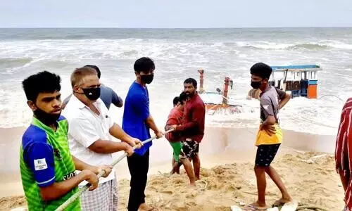 കടലിൽ ബോട്ട് തകർന്നു: നാല് മത്സ്യത്തൊഴിലാളികൾ രക്ഷപ്പെട്ടു