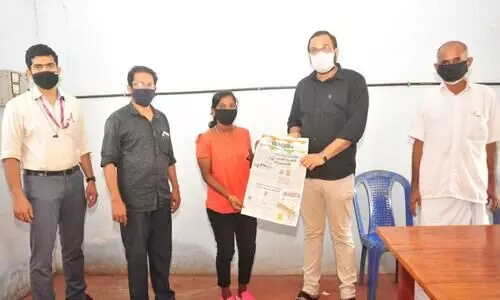 നന്ദന കൃഷ്​ണക്ക്​ മാധ്യമം പത്രം കൈമാറി