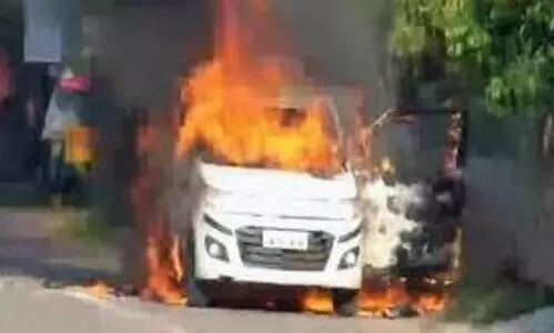 ആന്ധ്രയിൽ മൂന്നുപേരെ കാറിനകത്തിട്ട്​ തീയിട്ടു; തലനാരിഴക്ക്​ രക്ഷപ്പെടൽ