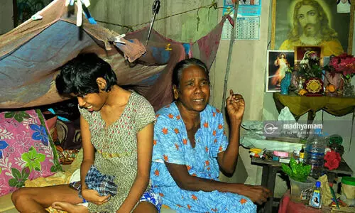 കൊച്ചിയുടെ ഹൃദയത്തിലാണ് ഈ ഒറ്റമുറി വീട്; തോരാകണ്ണീരാണ് ലീലാമ്മക്കും മകൾക്കും കൂട്ട്