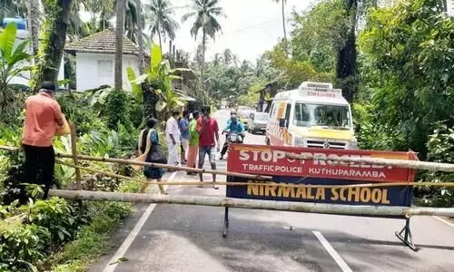 റോഡ് അടച്ചു: ആംബുലൻസ് അര മണിക്കൂറോളം റോഡിൽ