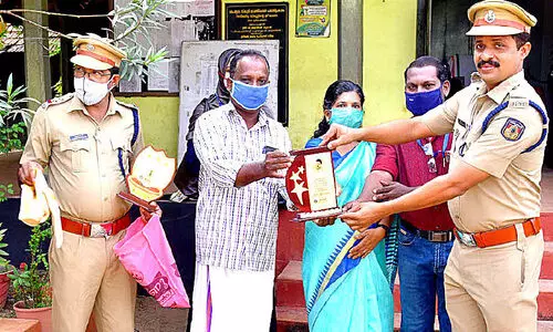 ബാ​ലി​ക​യു​ടെ ജീ​വ​ൻ ര​ക്ഷി​ച്ച​വ​ർ​ക്ക് ആ​ദ​രം