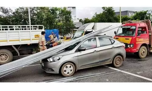 ലോറിയിൽനിന്ന്​ ഇരുമ്പ് പട്ടകൾ വീണ്​ കാർ തകർന്നു