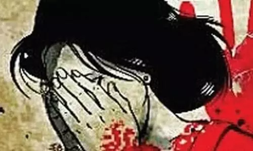 കഴുത്തിലും മുഖത്തും വെ​ട്ടേറ്റ്​ യുവതി; മൊബൈലിൽ വിഡിയോയെടുത്ത്​ നാട്ടുകാർ