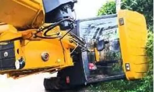 ലോറി കാനയിലേക്ക്​ ചരിഞ്ഞു; ഉയർത്താനെത്തിച്ച ക്രെയിൻ മറിഞ്ഞു