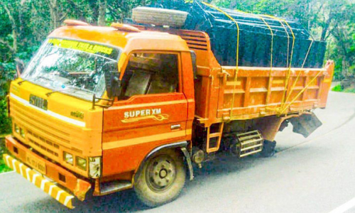 ലോറിയുടെ ടയർ ഊരിപ്പോയി; അപകടം ഒഴിവായി