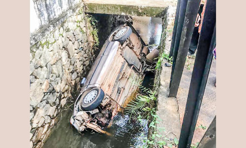 രണ്ട് വാഹനത്തിൽ ഇടിച്ച കാർ വെള്ളക്കെട്ടിൽ പതിച്ചു