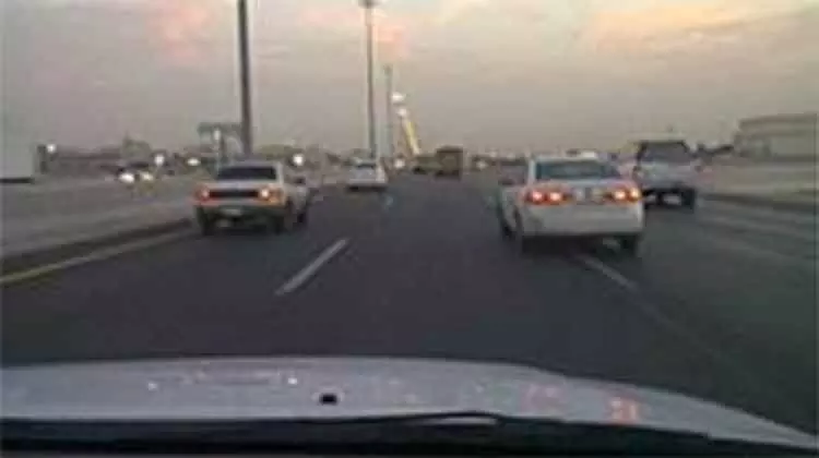 അതിവേഗ പാതകൾ മുറിച്ചുകടക്കുന്നത് കുറ്റകരം അതിവേഗ പാതകൾ മുറിച്ചുകടക്കുന്നത് കുറ്റകരം