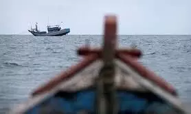 ഫൈബർ വള്ളം മറിഞ്ഞു; തൊഴിലാളികളെ രക്ഷപ്പെടുത്തി ഫൈബർ വള്ളം മറിഞ്ഞു; തൊഴിലാളികളെ രക്ഷപ്പെടുത്തി