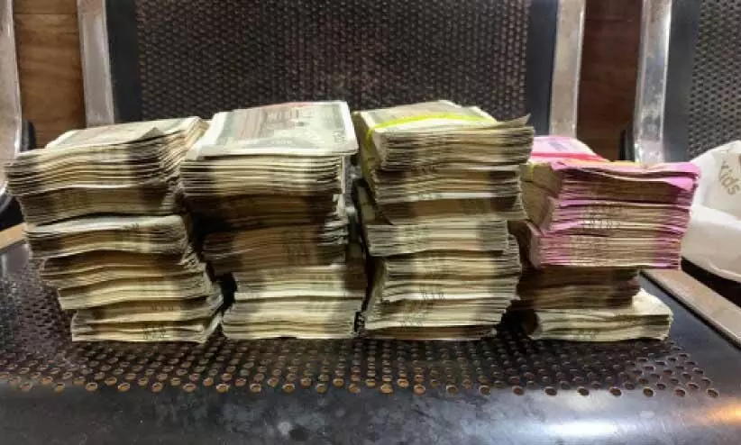 കൊടുവള്ളിയിൽ 18.66 ലക്ഷത്തിെൻറ കുഴൽപണവുമായി രണ്ടുപേർ പിടിയിൽ കൊടുവള്ളിയിൽ 18.66 ലക്ഷത്തിെൻറ കുഴൽപണവുമായി രണ്ടുപേർ പിടിയിൽ