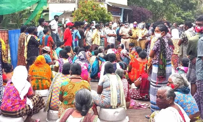 പുറത്തുപോയി വിൽക്കണം: മത്സ്യത്തൊഴിലാളികള് റോഡ് ഉപരോധിച്ചു പുറത്തുപോയി വിൽക്കണം: മത്സ്യത്തൊഴിലാളികള് റോഡ് ഉപരോധിച്ചു