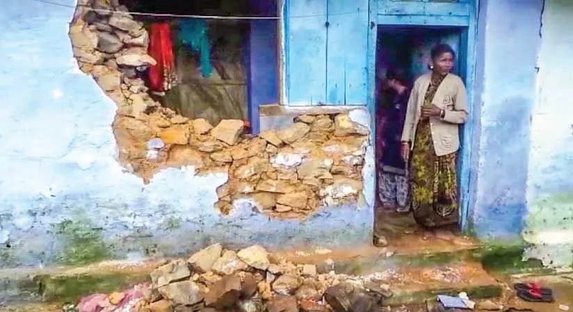 വാൽപ്പാറയിൽ കാട്ടാനകൾ വീടും ബംഗ്ലാവും തകർത്തു വാൽപ്പാറയിൽ കാട്ടാനകൾ വീടും ബംഗ്ലാവും തകർത്തു