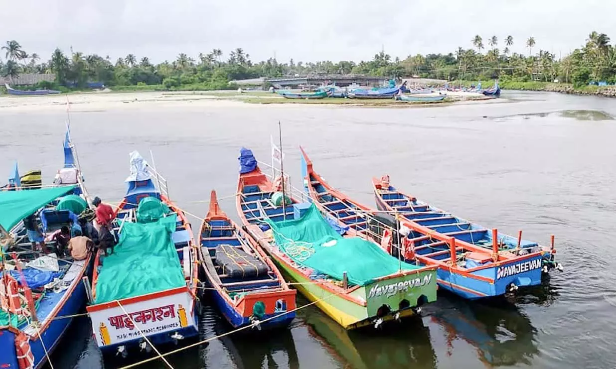 അന്ധകാരനഴി വറുതിയുടെ പിടിയിൽ; മത്സ്യബന്ധനം അനുവദിക്കണമെന്ന ആവശ്യം ശക്തം അന്ധകാരനഴി വറുതിയുടെ പിടിയിൽ; മത്സ്യബന്ധനം അനുവദിക്കണമെന്ന ആവശ്യം ശക്തം