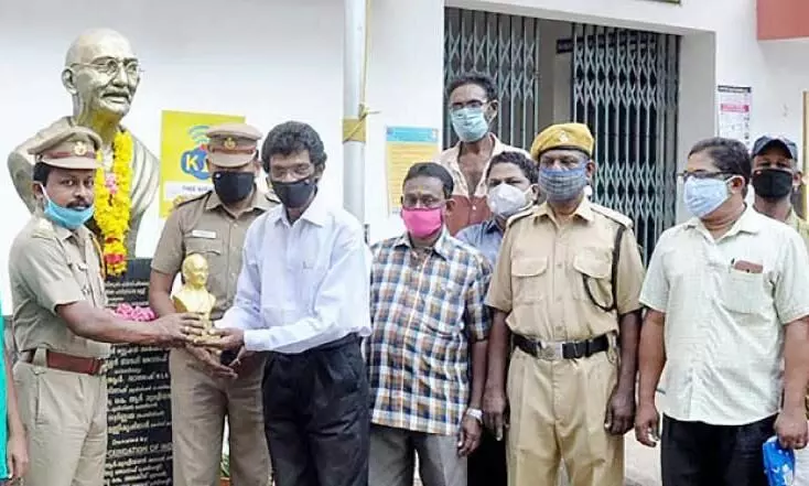 ഗാന്ധിജി കേരളത്തിലെത്തിയിട്ട് 100 വർഷം; നൂറുപേർക്കായി ഗാന്ധിശില്പം ഒരുങ്ങി ഗാന്ധിജി കേരളത്തിലെത്തിയിട്ട് 100 വർഷം; നൂറുപേർക്കായി ഗാന്ധിശില്പം ഒരുങ്ങി