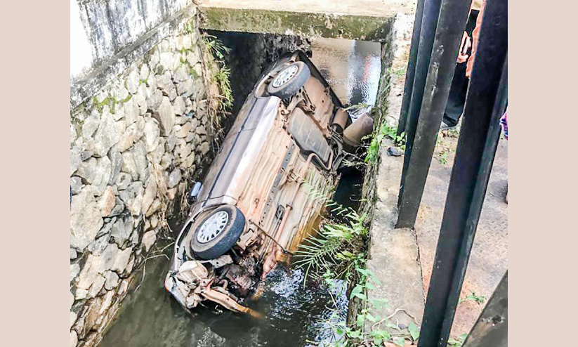 രണ്ട് വാഹനത്തിൽ ഇടിച്ച കാർ വെള്ളക്കെട്ടിൽ പതിച്ചു രണ്ട് വാഹനത്തിൽ ഇടിച്ച കാർ വെള്ളക്കെട്ടിൽ പതിച്ചു