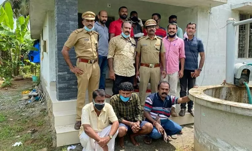 ആമ്പല്ലൂരിൽ വൻ സ്പിരിറ്റ് വേട്ട; 2450 ലിറ്റർ സ്പിരിറ്റ് പിടികൂടി ആമ്പല്ലൂരിൽ വൻ സ്പിരിറ്റ് വേട്ട; 2450 ലിറ്റർ സ്പിരിറ്റ് പിടികൂടി