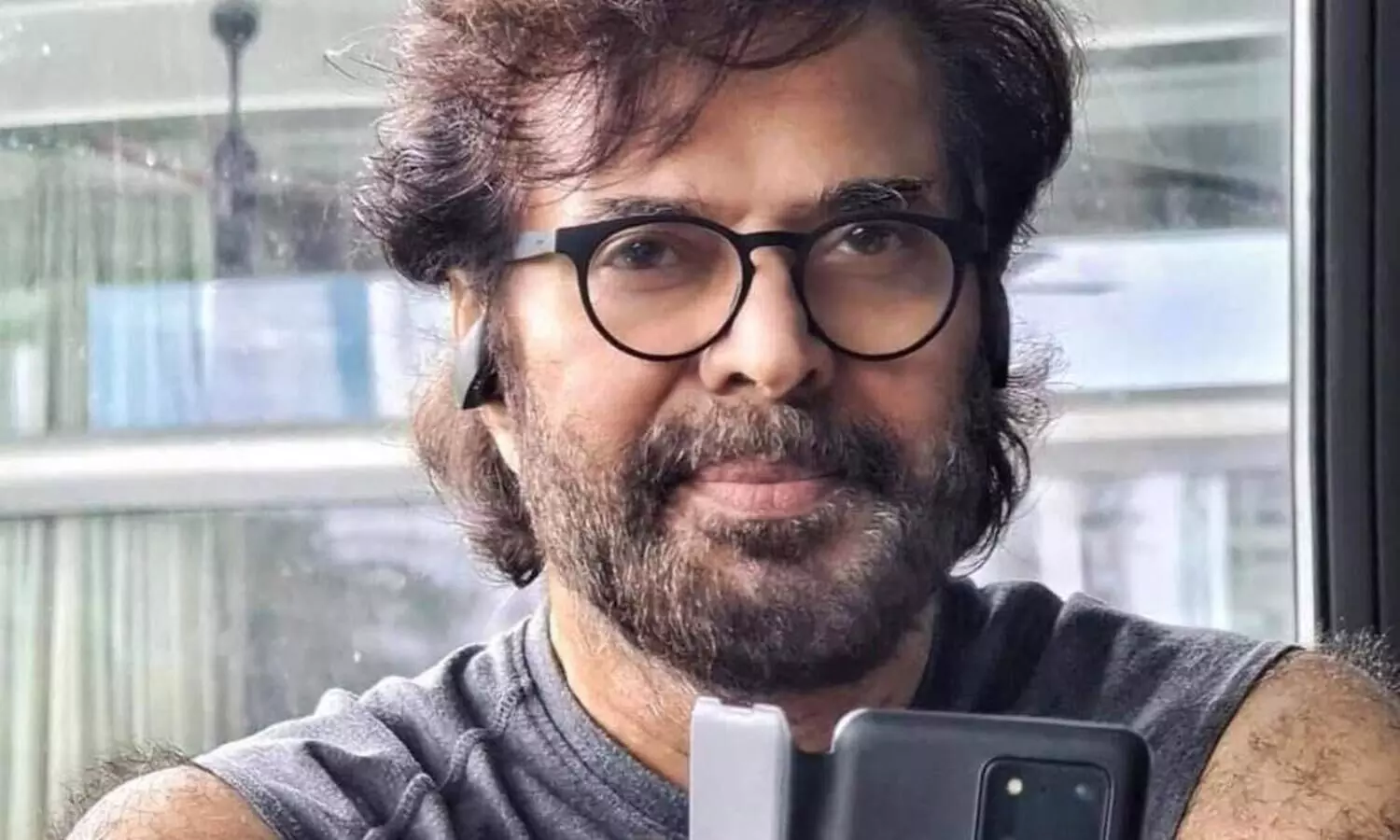 മമ്മുക്കയുടെ വൈറൽ ചിത്രത്തിലെ ഫോൺ കണ്ടെത്തി ആരാധകർ; വില കേട്ട്​ ഞെട്ടരുതെന്ന്​ മുന്നറിയിപ്പ്​