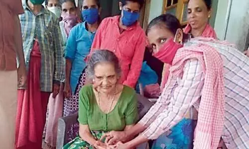 നാരായണി അമ്മേടെ ജിമിക്കിക്കമ്മൽ ആരും കേട്ടാണ്ടുപോയിട്ടില്ല നാരായണി അമ്മേടെ ജിമിക്കിക്കമ്മൽ ആരും കേട്ടാണ്ടുപോയിട്ടില്ല