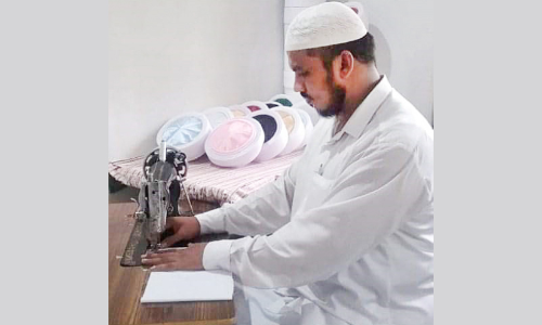 തൊ​പ്പി​യി​ൽ ജീ​വി​തം തു​ന്നി മ​ഹ​ല്ല് ഖ​തീ​ബ്​