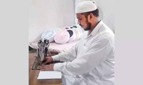 തൊ​പ്പി​യി​ൽ ജീ​വി​തം തു​ന്നി മ​ഹ​ല്ല് ഖ​തീ​ബ്​