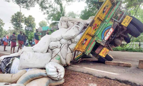 ലോറി മറിഞ്ഞ് ഗതാഗതം തടസ്സപ്പെട്ടു