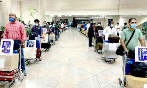 സ്വാ​ത​ന്ത്ര്യ​ദി​ന​ത്തി​ൽ മ​ധു​ര​വും ആ​ശം​സാ കാ​ർ​ഡു​ക​ളും ന​ൽ​കി വി​മാ​ന​ത്താ​വ​ള​ത്തി​ൽ ദ​മ്മാം ഒ.​ഐ.​സി.​സി