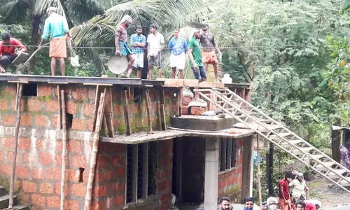 നി​ർ​ധ​ന​ കു​ടും​ബ​ത്തി​ന് അ​ന്തി​യു​റ​ങ്ങാ​ൻ വീ​ടു​മാ​യി സി.​പി.​എം