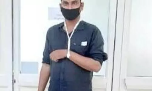 ജില്ല ആശുപത്രിയിൽ ഡോക്ടറില്ല; ദുരിതംപേറി യുവാവ്