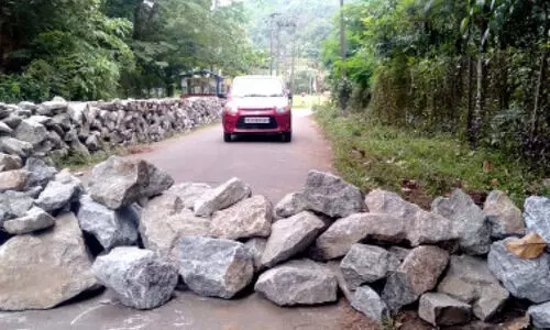 ലോക്ഡൗൺ: പാറ കൊണ്ട് റോഡ് അടച്ചതിൽ പ്രതിഷേധം ലോക്ഡൗൺ: പാറ കൊണ്ട് റോഡ് അടച്ചതിൽ പ്രതിഷേധം