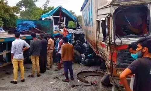 ദേ​ശീ​യ പാ​ത​യി​ൽ ചാ​ല​ക്കു​ടി മു​നി​സി​പ്പ​ൽ ജ​ങ്​​ഷ​നി​ൽ ലോറികൾ കൂട്ടിയിടിച്ച് രണ്ട് പേർക്ക് പരിക്ക്